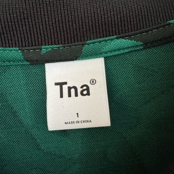 TNA -Aritzia Green Patterned Shirt - Picture 3 of 4